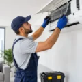 متى تحتاج فني صيانة مكيفات في الرياض؟